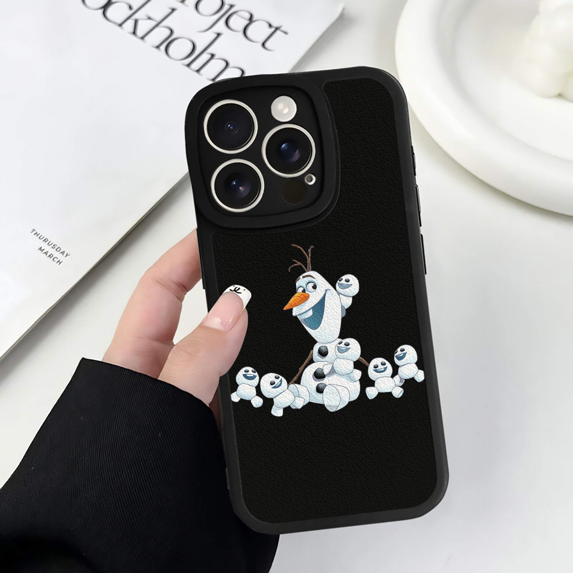（画像用） アナと雪の女王 アンナ エルサ Frozen Anna Elsa 【iPhone 16シリーズ対応】シリコンスマホケース（レザー調） 材質：シリコン